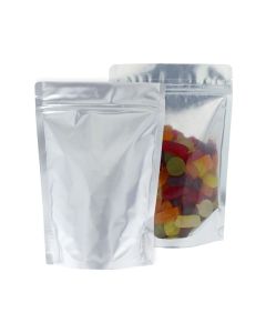 Transparenter und mattsilberner Doypack mit Einreißkerbe und Druckverschluss.